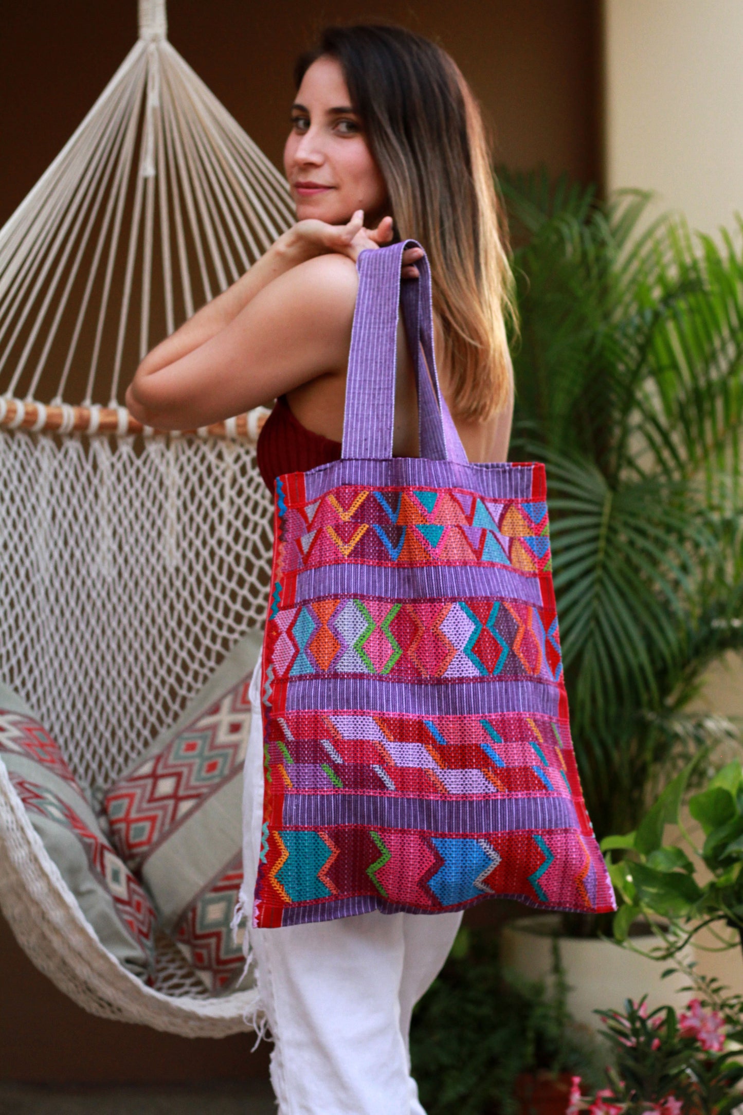 Bolsa con dos asas, hecha por mujeres de ZinacantÃ¡n Chiapas. Elaborada en telar de cintura y con tÃ©cnica de brocado.