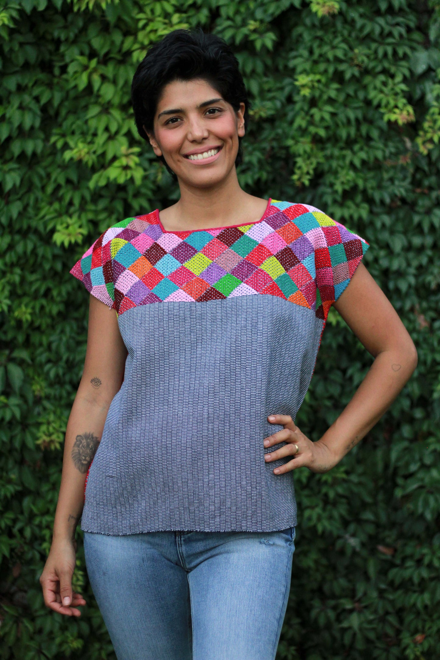 Huipilito Rombos. Esta pieza ha sido realizada con la técnica de telar de cintura con brocado por artesanas de Zinacantán, Chiapas. Además de única, esta pieza es ideal para cualquier ocasión.