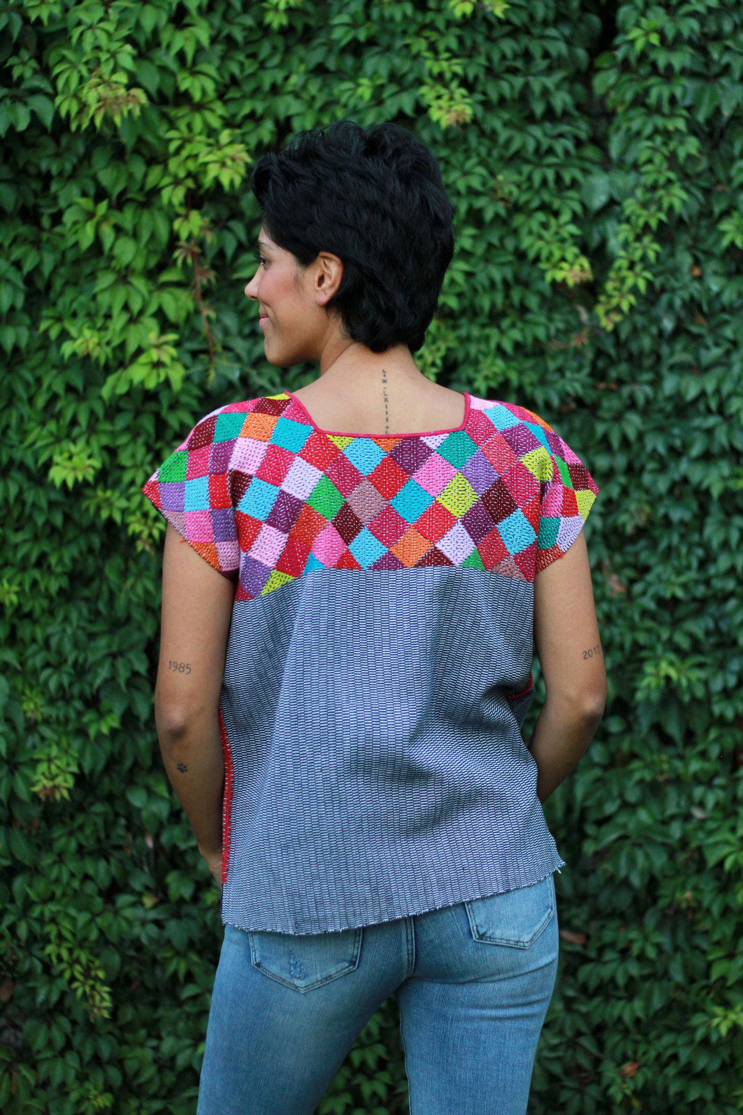 Huipilito Rombos. Esta pieza ha sido realizada con la técnica de telar de cintura con brocado por artesanas de Zinacantán, Chiapas. Además de única, esta pieza es ideal para cualquier ocasión.
