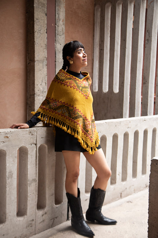 Quexquémitl de lana con tintes naturales