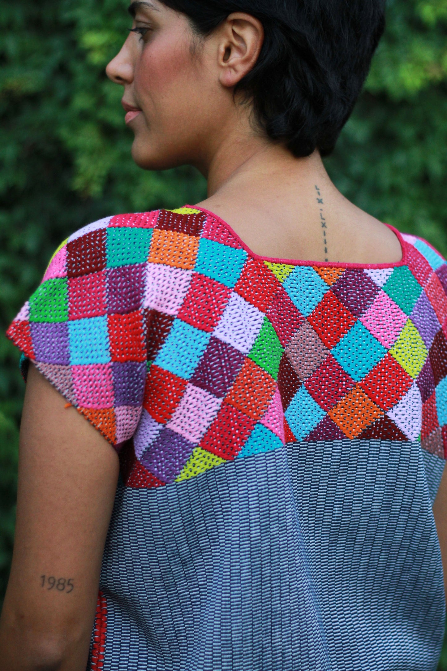 Huipilito Rombos. Esta pieza ha sido realizada con la técnica de telar de cintura con brocado por artesanas de Zinacantán, Chiapas. Además de única, esta pieza es ideal para cualquier ocasión.