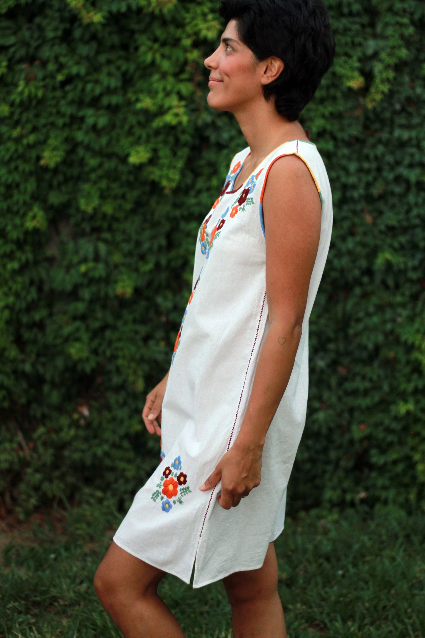 El bordado floral es uno de lo más comunes en el mundo de los textiles artesanales, este efecto se refleja en nuestro Vestido Flores bordado sobre tela comercial manta de algodón, un bordado a mano realizado en Huixtán, Chiapas.